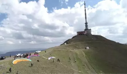 Atatürk anısına Palandöken'den yamaç paraşütü uçuşu - ERZURUM