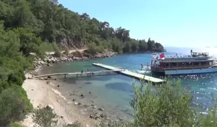 Marmaris'te halk plajındaki iskeleye tepki