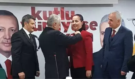 CHP'den AK Parti'ye Geçen Belediye Başkanına Parti Rozetini Başbakan Taktı