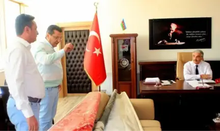 CHP'li Vekil, Atatürk Posteriyle Milli Eğitim Müdürü'nün Makamını Bastı