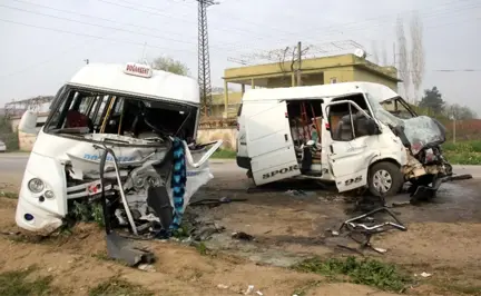 Adana'da Minibüsler Birbirine Girdi: 1 Ölü, 18 Yaralı