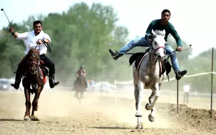 Rahvan Atları Kıyasıya Yarıştı