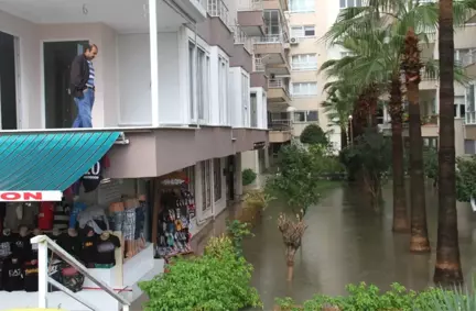 Alanya'da Hortum ve Yağmur Hayatı Felç Etti