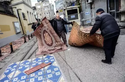 Taksim'de Vatandaşlar Sokakta Namaz Kıldı