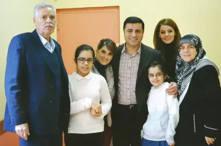 Demirtaş'ın Eşi ve Çocuklarıyla Cezaevinde Çekilen Fotoğrafı İlk Kez Yayınlandı