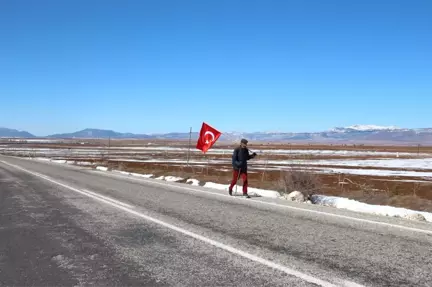 Rüyasında Gördüğü Ömer Halisdemir'in Mezarına Yürüyor