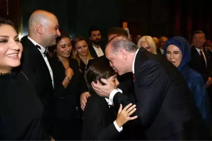 Beştepe'deki Resepsiyona Ünlüler Akın Etti; Erdoğan, Küçük Konuğuyla Yakından İlgilendi