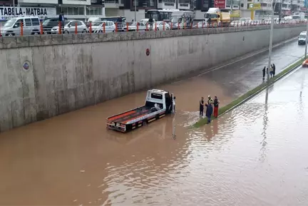 Diyarbakır'da Sağanak Yağış Hayatı Felç Etti