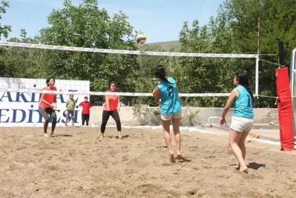 Elazığ'ın Denizi Olmayan Akçakiraz Beldesi'nde Plaj Voleybolu Oynanıyor