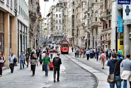 Taksim'de Yürürken Başından Vurulan Turist, Yaşam Savaşı Veriyor