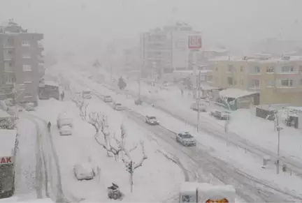 Mersin'de Kar Hayatı Felç Etti