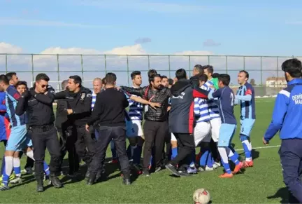 Amatör Küme Maçında Ortalık Karıştı, Polis Gaz Kullandı