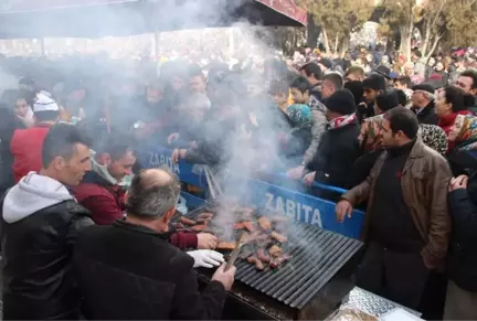 Dağıtılan Sucuk-Ekmek Olunca Vatandaş da Hücum Etti