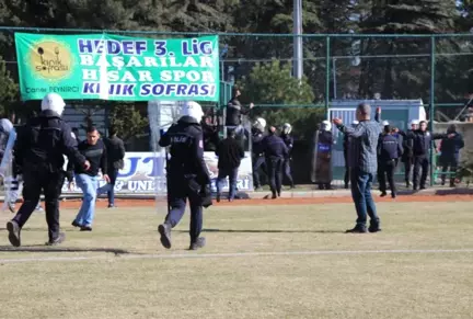 Amatör Maçta Taraftar Yenilgiyi Kaldıramadı, Oyunculara Taş Yağdırdı