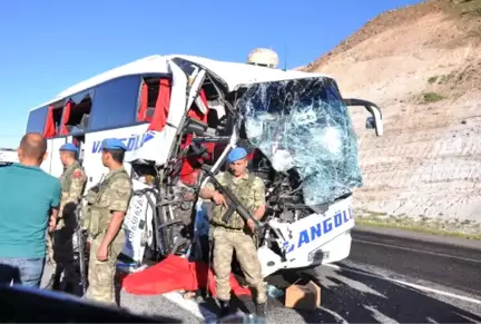 Elazığ'da Yolcu Otobüsü TIR'a Çarptı: 2 Ölü, 20 Yaralı