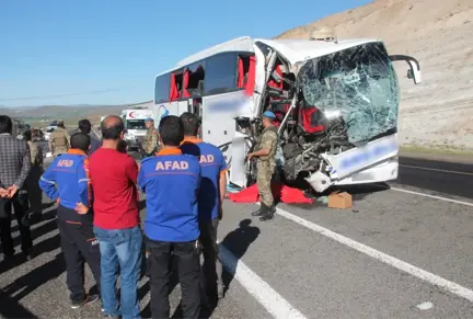 Otobüs Tıra Çarptı: 2 Ölü, 30 Yaralı