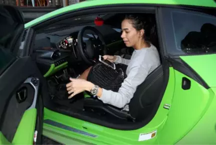 Asena Atalay, Lamborghini'den İnip Traktöre Bindi