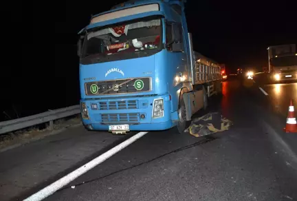 Arızalanan Aracını Onarmak İsterken Beton Mikseri Çarptı