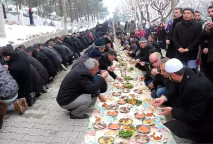 Zilan Şeyhi'ni Anmada 2 Kilometrelik Yer Sofrası Kuruldu, Sigara Yasaklandı