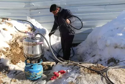 Van'da Donan Su Borularına Düdüklü Tencereli Çözüm!