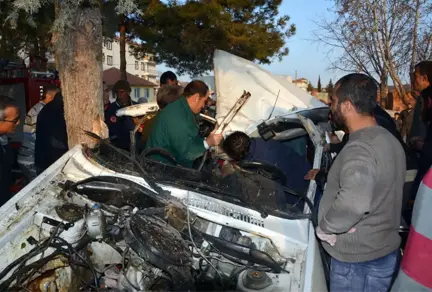 Aşırı Hız Kaza Getirdi: 1 Ölü, 2 Yaralı