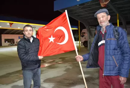 Rüyasında Gördüğü Şehit Halisdemir'in Kabrini Ziyaret İçin Yollara Düştü