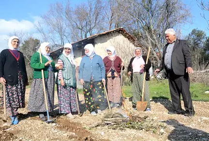 Köyün Oyuncu Kadınları Gündüz Tarla, Akşam Sahne Tozu Yutuyor