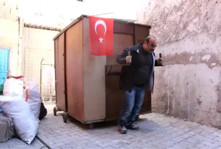 Sokakta Kalan 5 Kişilik Aile, Mobil Eve Dönüştürdükleri Gardıropta Yaşıyor