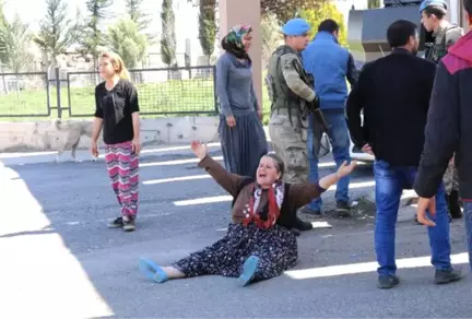 Diyarbakır'da Sandıkların Kurulduğu Okulda Kan Aktı: 3 Ölü