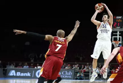 Anadolu Efes Seride Öne Geçti