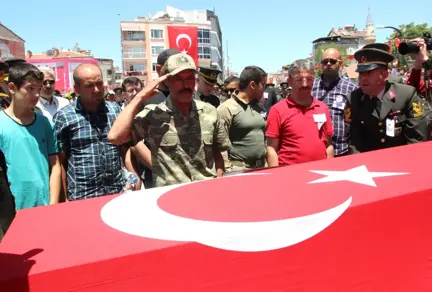 Karaman Şehidinin Babası Oğlunun Kamuflajını Giydi, Dimdik Durdu, Sözleriyle Herkesi Ağlattı