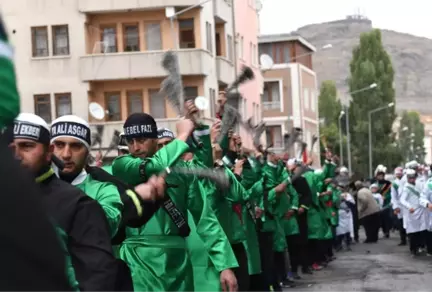 Kars'ta 15 Bin Kişiyle Kerbela Anması! Zincirlerle Dövünüp Hz. Hüseyin'i Yad Ettiler