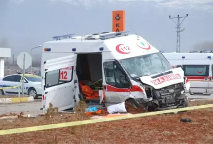 Ambulans ile Hafif Ticari Araç Çarpıştı: 2 Ölü, 4 Yaralı