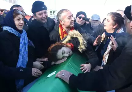 Saldırıda Hayatını Kaybeden Garsonun Eşi: Kenan Gözleri Açık Gitmedi Değil mi?'