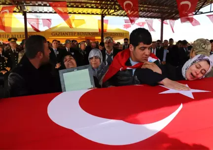 Şehit Yüzbaşı Son Yolculuğuna Uğurlandı