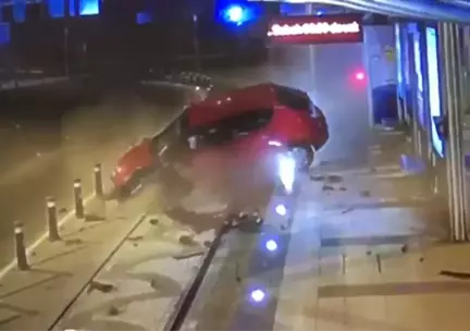 Hızını Alamayan Araç Tramvay Durağına Çarptı