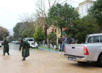 Foça'yı Sağanak Vurdu, 50 Yıldır Akmayan Dereler Taştı! Ev ve İş Yerleri Su Altında