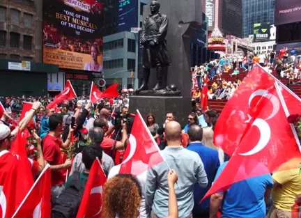 15 Temmuz Afişlerini Yasaklayan ABD'de Türkler Şehitler İçin Sokağa Döküldü