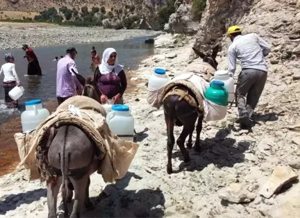 150 Yıldır Su Sorunu Olan Köylerine, Eşek Sırtında Su Taşıyorlar