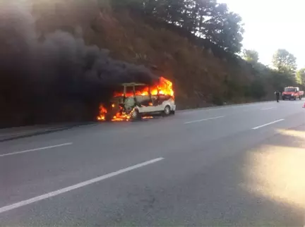 Bursa'da Servis Minibüsü Alev Alev Yandı! O Anlar Kamerada