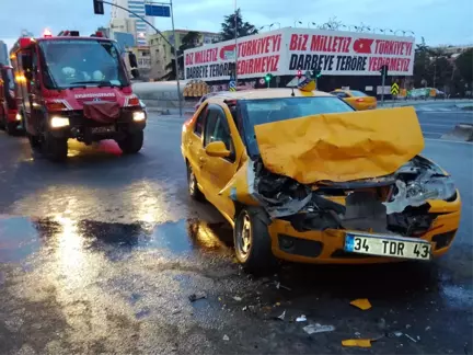 Şişli'de Taksi Tur Otobüsüne Çarptı: 1 Yaralı