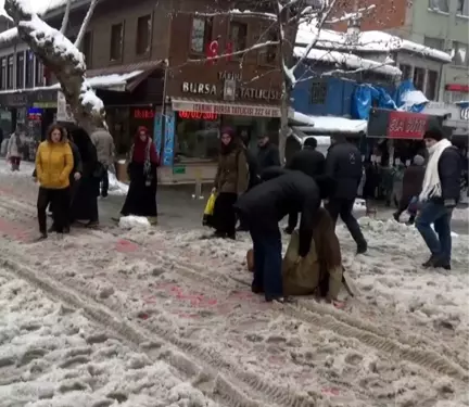 Buz Pistine Dönen Kaldırımlarda Bursalılar Zor Anlar Yaşadı