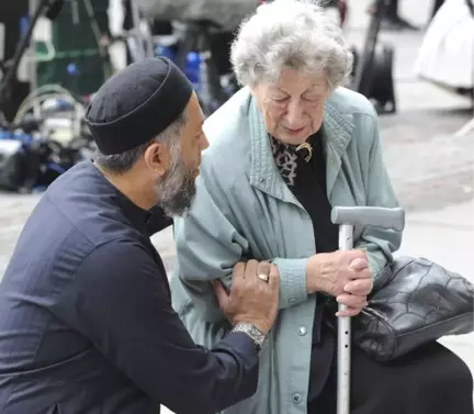 İngiltere'deki Saldırının Ardından Dünyanın Konuştuğu Fotoğraf: İki Din Yan Yana