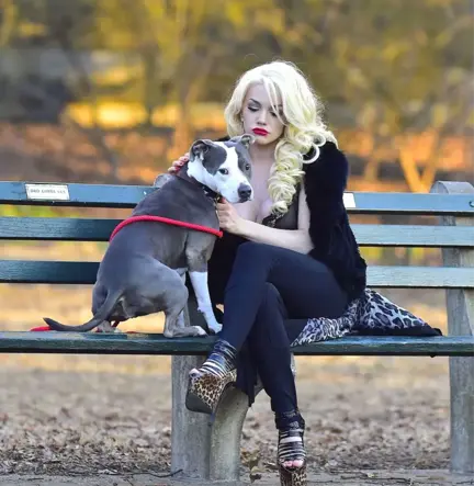 Televizyon Yıldızı Courtney Stodden, Sütyeniyle Köpek Gezdirmeye Çıktı