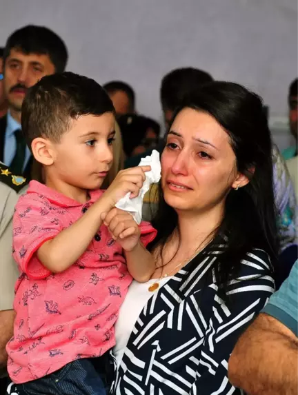 Yürek Yakan Fotoğraf: Şehidin Eşini 3 Yaşındaki Oğlu Teselli Etti