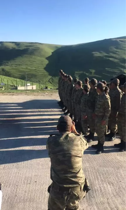 Ardahan'da Bir Grup Asker, Atatürk Silüetinin Önünde Nöbet Tutuyor