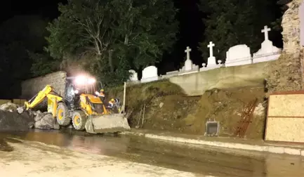 Istanbul'da Ermeni Mezarlığının Duvarı Çöktü