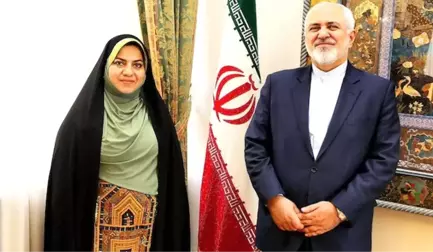 İran'da Sünni İlk Kadın Büyükelçi'nin, Bakan Zarif ile Fotoğraf Çektirmesi Tartışmaya Yol Açtı