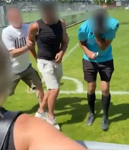 Öfkeli baba, çocuk futbol maçında hakemi yumrukladı