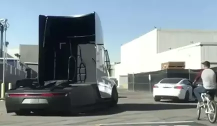 Tesla Semi İlk Kez Trafikte Görüntülendi